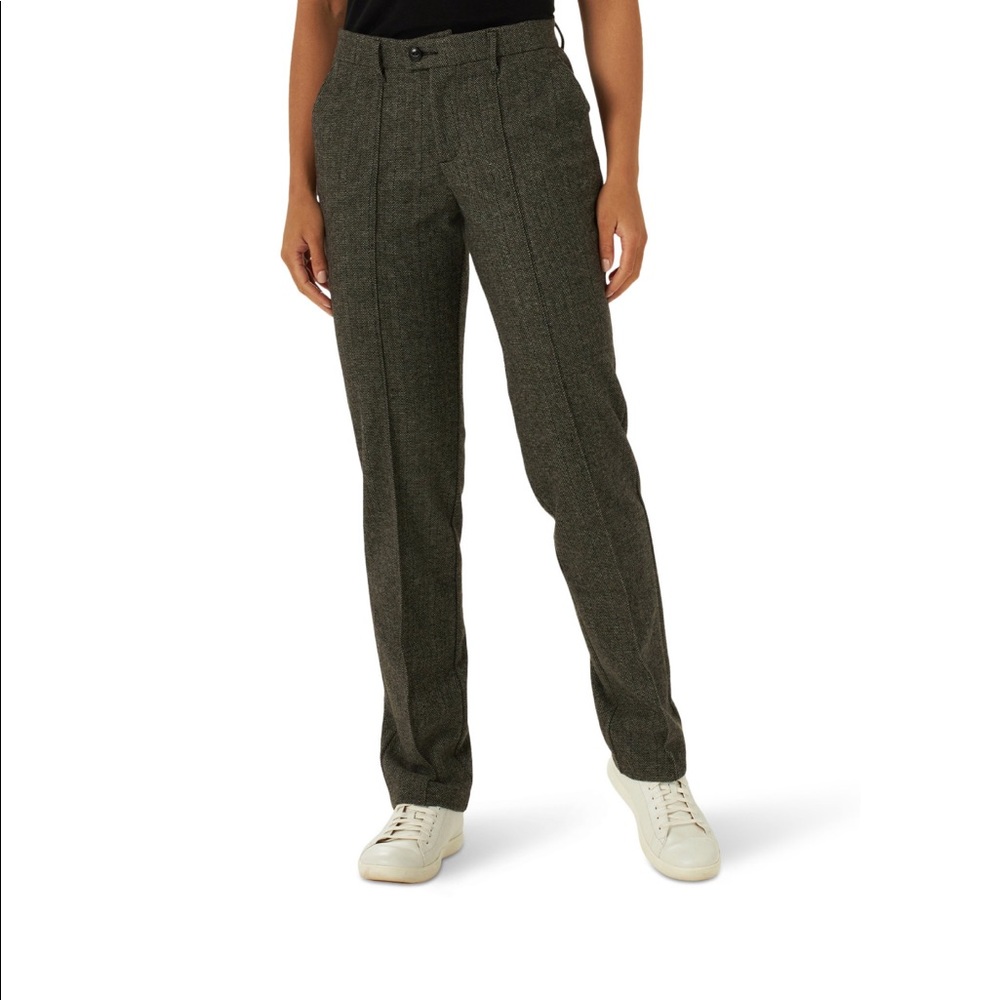 Lee Comfort Knit Straight Leg Pants are made with premium stretch fabric